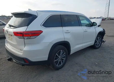 2017 Toyota Highlander Xle z USA, uszkodzony, nr VIN 5TDKZRFH3HS216644